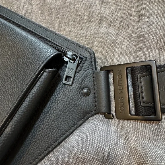 Louis Vuitton Black Cross Body Bag for Men Areo Sling